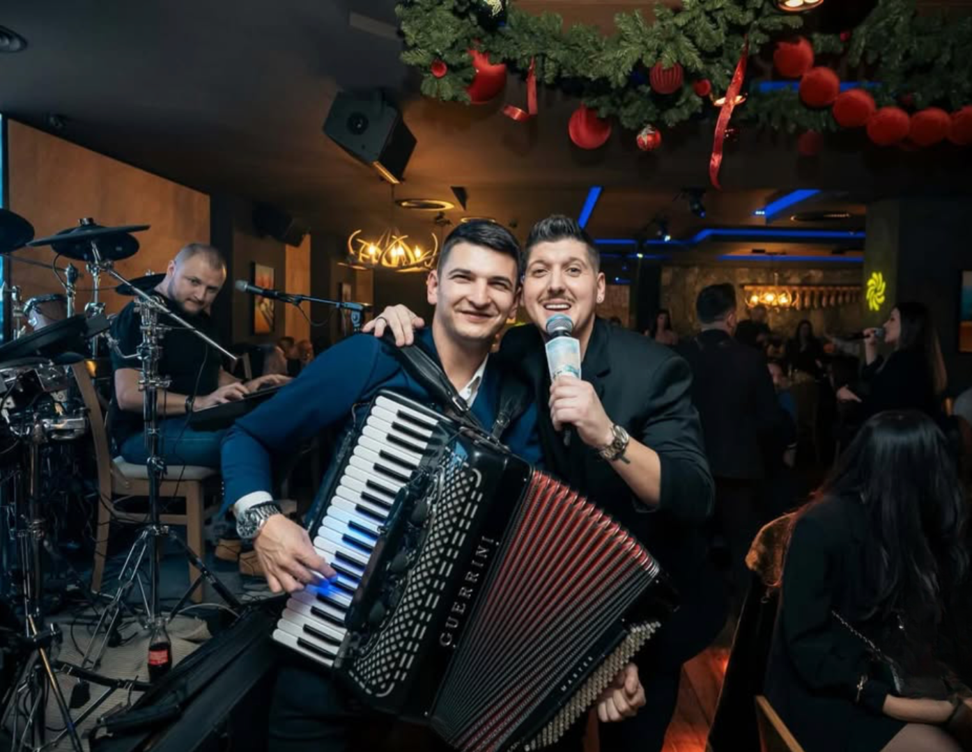 bend-performing-on-stage